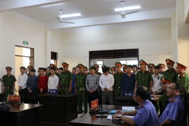 Các bị nghe Tòa tuyên án. (Ảnh: Hữu Chí/TTXVN)