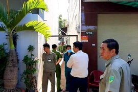 Công an thực hiện khám nghiệm hiện trường. (Nguồn: TTXVN)