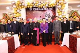 Chủ tịch Quốc hội Nguyễn Thị Kim Ngân chúc mừng Giáng sinh 2020 đến Tòa Giám mục Tổng Giáo phận Huế, Đức Tổng Giám mục Nguyễn Chí Linh. (Ảnh; Trọng Đức/TTXVN)