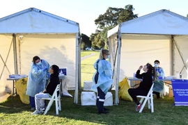 Nhân viên y tế lấy mẫu dich xét nghiệm COVID-19 cho người dân tại Melbourne, Australia, ngày 1/7/2020. (Nguồn: AFP/ TTXVN)