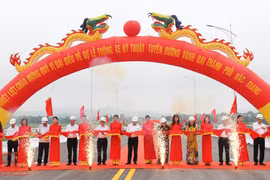 Chủ tịch UBND tỉnh Dương Văn Thái cùng các đại biểu cắt băng khánh thành tuyến đường vành đai thành phố Bắc Giang. (Nguồn: bacgiang.gov.vn)