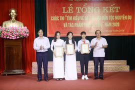 Trao giải nhất cá nhân cho giáo viên Nguyễn Thị Duyên (Trường THPT Nguyễn Du) và các học sinh Đặng Việt Hà (Trường THPT Nguyễn Du), Phan Thị Tú Quyên (Trường THCS Hoa Liên). (Ảnh: Hoàng Ngà/TTXVN)