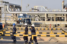 Công nhân công ty dầu Aramco làm việc tại nhà máy chế dầu Abqaiq của Saudi Arabia. (Nguồn: AFP/TTXVN)