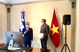 Đại sứ Nguyễn Hoài Dương (bên trái) phát biểu tại Lễ trình Quốc thư trực tuyến. (Ảnh: Nguồn Đại sứ quán-TTXVN/phát)