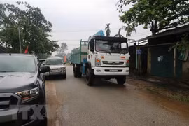 Lực lượng chức năng trên đường vào khu vực sạt lở của Thủy điện Rào Trăng 3. (Ảnh: Đỗ Văn Trưởng/TTXVN)