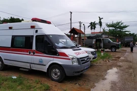Xe cứu thương cùng vật tư thuốc men được huy động để cứu hộ, cứu nạn các nạn nhân trong vụ sạt lở đất đá ở thủy điện Rào Trăng 3. (Ảnh: Trần Lê Lâm/TTXVN)