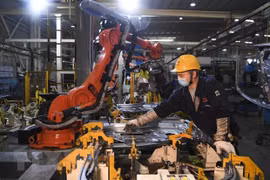 Công nhân làm việc bên trong một nhà máy ở Du Bắc, tỉnh Trùng Khánh, Trung Quốc. (Ảnh: THX/TTXVN)