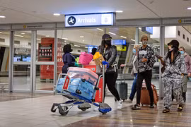 Hành khách đeo khẩu trang phòng lây nhiễm COVID-19 tại sân bay quốc tế OR Tambo, Johannesburg, Nam Phi, ngày 1/10/2020. (Ảnh: THX/TTXVN)