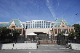 Quang cảnh bên ngoài Trung tâm Wisconsin tại Milwaukee, Wisconsin, Mỹ, ngày 17/8/2020, trước khi diễn ra Đại hội toàn quốc lần thứ 49 của đảng Dân chủ. (Nguồn: AFP/TTXVN)