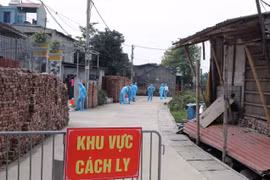 Triển khai phun khử khuẩn tại thôn Đông Cứu, xã Dũng Tiến. (Ảnh: TTXVN)