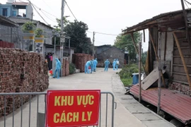 Triển khai phun khử khuẩn tại thôn Đông Cứu, xã Dũng Tiến. (Ảnh: TTXVN)