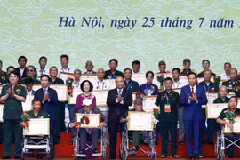 Thủ tướng Nguyễn Xuân Phúc và các lãnh đạo Đảng, Nhà nước trao tặng Bằng khen của Thủ tướng Chính phủ cho các đại biểu tại gặp mặt tuyên dương thương binh nặng tiêu biểu toàn quốc nhân kỷ niệm 72 năm Ngày Thương binh-liệt sỹ (27/7/1947-27/7/2019) . (Ảnh: 
