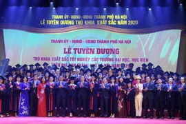 Bí thư Thành ủy Hà Nội Vương Đình Huệ với các đại biểu cùng các thủ khoa xuất sắc tốt nghiệp các trường đại học, học viện trên địa bàn thành phố Hà Nội năm 2020 chụp ảnh chung. (Ảnh: Văn Điệp/TTXVN)