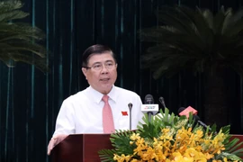 Ông Nguyễn Thành Phong, Chủ tịch Ủy ban Nhân dân Thành phố Hồ Chí Minh trả lời chất vấn của đại biểu Hội đồng nhân dân Thành phố Hồ Chí Minh. (Ảnh: Xuân Khu/TTXVN)