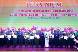 Trao tặng Huy hiệu Vì sự nghiệp xây dựng và phát triển tỉnh Cao Bằng cho 70 cá nhân có nhiều thành tích trong sự nghiệp xây dựng và phát triển Cao Bằng. (Ảnh: Quốc Đạt/TTXVN)