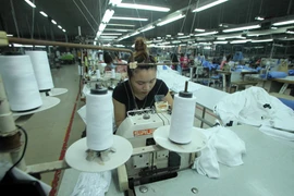 Công ty Cổ phần may Hồ Gươm chuyên may quần áo các loại, mỗi năm xuất khẩu sang thị trường Hoa Kỳ, châu Âu hàng chục triệu sản phẩm. (Ảnh: Trần Việt/TTXVN)