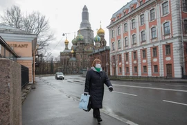 Người dân đeo khẩu trang phòng dịch COVID-19 tại St. Petersburg, Nga ngày 2/4/2020. (Ảnh: THX/TTXVN)