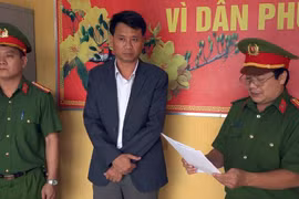  Cơ quan Cảnh sát điều tra Công an tỉnh Thừa Thiên Huế đọc quyết định khởi tố bị can, bắt tạm giam Hoàng Khánh Huy, nguyên Trưởng phòng Phòng Tài nguyên và Môi trường thành phố Huế. (Ảnh: TTXVN phát)