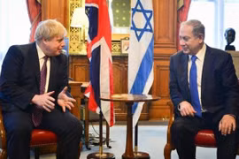 Thủ tướng Anh Johnson (trái) và người đồng cấp Israel Netanyahu. (Nguồn: timesofisrael)