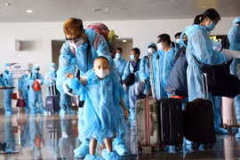 Đưa công dân Việt Nam ở nước ngoài về nước. (Ảnh: Huy Hùng/TTXVN)