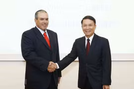 Tổng giám đốc TTXVN Nguyễn Đức Lợi và Chủ tịch Thông tấn xã Mỹ Latinh Prensa Latina của Cuba Luis Enrique Gonzalez Acosta. (Ảnh: Văn Điệp /TTXVN)