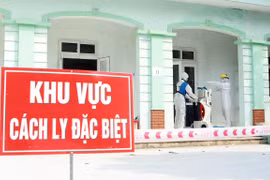 Kỹ thuật viên chuẩn bị chụp X quang cho bệnh nhân tại khu vực cách ly đặc biệt. Ảnh minh họa (Ảnh: Hoàng Hùng/ TTXVN)