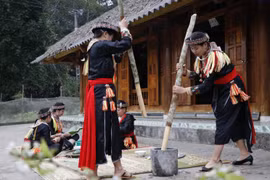 Từ sáng sớm, phụ nữ trong nhà đã dậy đồ xôi. Xôi chín, họ mang đổ vào cối để giã bánh dày. (Ảnh: Tuấn Anh/TTXVN)