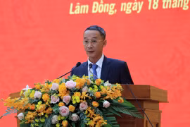 Ông Trần Văn Hiệp phát biểu nhận nhiệm vụ Chủ tịch UBND tỉnh Lâm Đồng. (Ảnh: Chu Quốc Hùng/TTXVN)