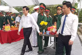 Nguyên Chủ tịch nước Trương Tấn Sang và Bí thư Tỉnh ủy Hà Giang Đặng Quốc Khánh đưa hài cốt các liệt sỹ về an táng tại Nghĩa trang Liệt sỹ Quốc gia Vị Xuyên. (Ảnh: Nguyễn Chiến/TTXVN)