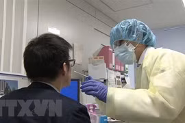Nhân viên y tế Nhật Bản lấy mẫu xét nghiệm COVID-19. (Ảnh: NHK/TTXVN)