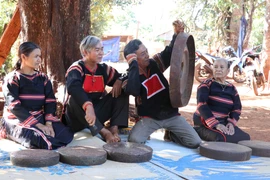 Nghệ nhân Ksor Siơh (thứ hai từ phải sang), dân tộc Jrai, sinh năm 1958, làng Kly, thị trấn Nhơn Hòa, huyện Chư Pưh (Gia Lai) là nghệ nhân chỉnh chiêng có tiếng ở Tây Nguyên. (Ảnh: Hồng Điệp/TTXVN)
