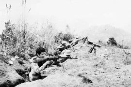 Từ 9h15 sáng ngày 20/2/1979, chiến sỹ Đại đội 10, Tiểu đoàn 3 bộ đội Lạng Sơn tổ chức tấn công, chiếm lại đồi Chậu Cảnh và đồi Cây Xanh (cao điểm 409), thuộc xã Tam Lung, huyện Văn Lãng (tỉnh Lạng Sơn), bị địch chiếm đóng từ ngày 17/2/1979. (Ảnh: Hà Việt/
