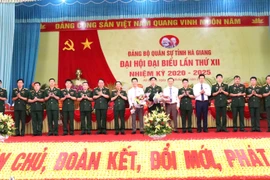 Lãnh đạo Quân khu 2 và Thường trực Tỉnh ủy Hà Giang tặng hoa Ban Chấp hành Đảng bộ Quân sự tỉnh Hà Giang nhiệm kỳ 2020-2025. (Ảnh: Minh Tâm/TTXVN)
