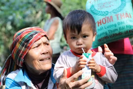 Những đứa trẻ Vân Kiều đã được thưởng thức sữa tươi sau nhiều ngày thiếu thốn. (Ảnh: Danh Lam/TTXVN)