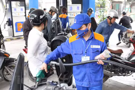 Nhân viên Petrolimex bán xăng cho khách hàng. (Ảnh: Đức Duy/Vietnam+)