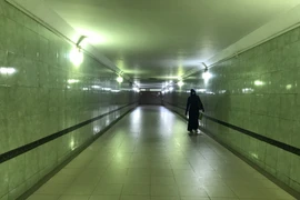 Hầm bộ hành trên đường Mai Dịch hiếm hoi người đi lại. (Ảnh: Tuyết Mai/TTXVN)