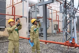 Công nhân Công ty Truyền tải Điện 4 kiểm tra, vận hành trạm biến áp 500kV Phú Mỹ. (Ảnh: Ngọc Hà/TTXVN)