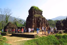 Khách du lịch, đã bắt đầu quay trở lại tham quan Di sản Văn hóa thế giới Mỹ Sơn. (Ảnh: Hữu Trung/TTXVN) 