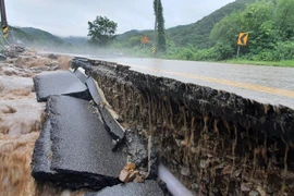 Một đoạn đường bị hư hại do mưa lớn tại Cheorwon thuộc tỉnh Gangwon, Hàn Quốc ngày 3/8/2020. (Nguồn: Yonhap/TTXVN)