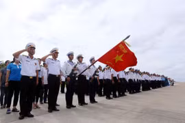 Lễ chào cờ của các chiến sỹ đảo Trường Sa Lớn. (Ảnh: Danh Lam/TTXVN)