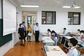 Ông Lê Ngọc Quang, Phó Giám đốc Sở Giáo dục và Đào tạo Hà Nội kiểm tra đột xuất tại trường Trường Tiểu học, Trung học cơ sở và Trung học phổ thông Archimedes (huyện Đông Anh, Hà Nội). (Ảnh: Thanh Tùng/TTXVN)