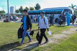 Người dân Quảng Ngãi lên xe trở về địa phương sau thời gian bị kẹt lại Đà Nẵng. (Ảnh: Trần Lê Lâm/TTXVN)