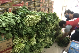 Nhu yếu phẩm được tập kết để phục vục bà con đang cách ly y tế tại khu phố Trúc Bạch. (Ảnh: TTXVN)