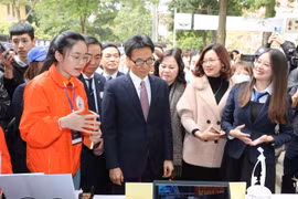 Phó Thủ tướng Chính phủ Vũ Đức Đam cùng đại biểu tham quan các không gian trưng bày ý tưởng khởi nghiệp của học sinh, sinh viên. (Ảnh: Thanh Tùng/TTXVN)