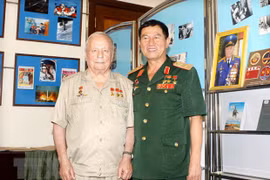 Trung tướng Phạm Tuân và Thiếu tướng Vichtor Gorbatco​.(Ảnh: Thái Bình/TTXVN) 