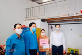 Tổ chức Công đoàn Hà Nội tặng quà cho công nhân lao động gặp khó khăn do ảnh hưởng của dịch COVID-19. (Ảnh: Minh Nghĩa/TTXVN)