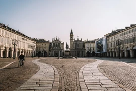Cảnh vắng vẻ tại quảng trường ở Turin, Italy ngày 5/4/2020 trong thời gian lệnh phong tỏa toàn quốc được ban bố nhằm ngăn dịch COVID-19. (Ảnh: THX/TTXVN)
