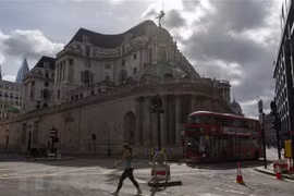 Cảnh vắng vẻ tại London khi các biện pháp giãn cách được tăng cường trong bối cảnh dịch COVID-19 lây lan mạnh tại Anh. (Nguồn: THX/TTXVN)