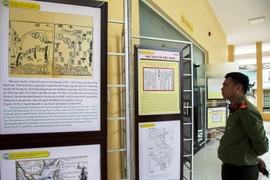 Khách tham quan trưng bày các tài liệu, thư tịch cổ, bản đồ khẳng định chủ quyền quần đảo Hoàng Sa, Trường Sa là của Việt Nam tại Kiên Giang. (Ảnh: Hồng Đạt/TTXVN)