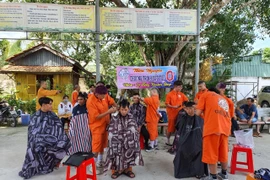 Nhóm thiện nguyện cắt tóc miễn phí cho người dân tại Tịnh xá Ngọc Liên (huyện Cờ Đỏ, thành phố Cần Thơ). (Ảnh: Ánh Tuyết/TTXVN)